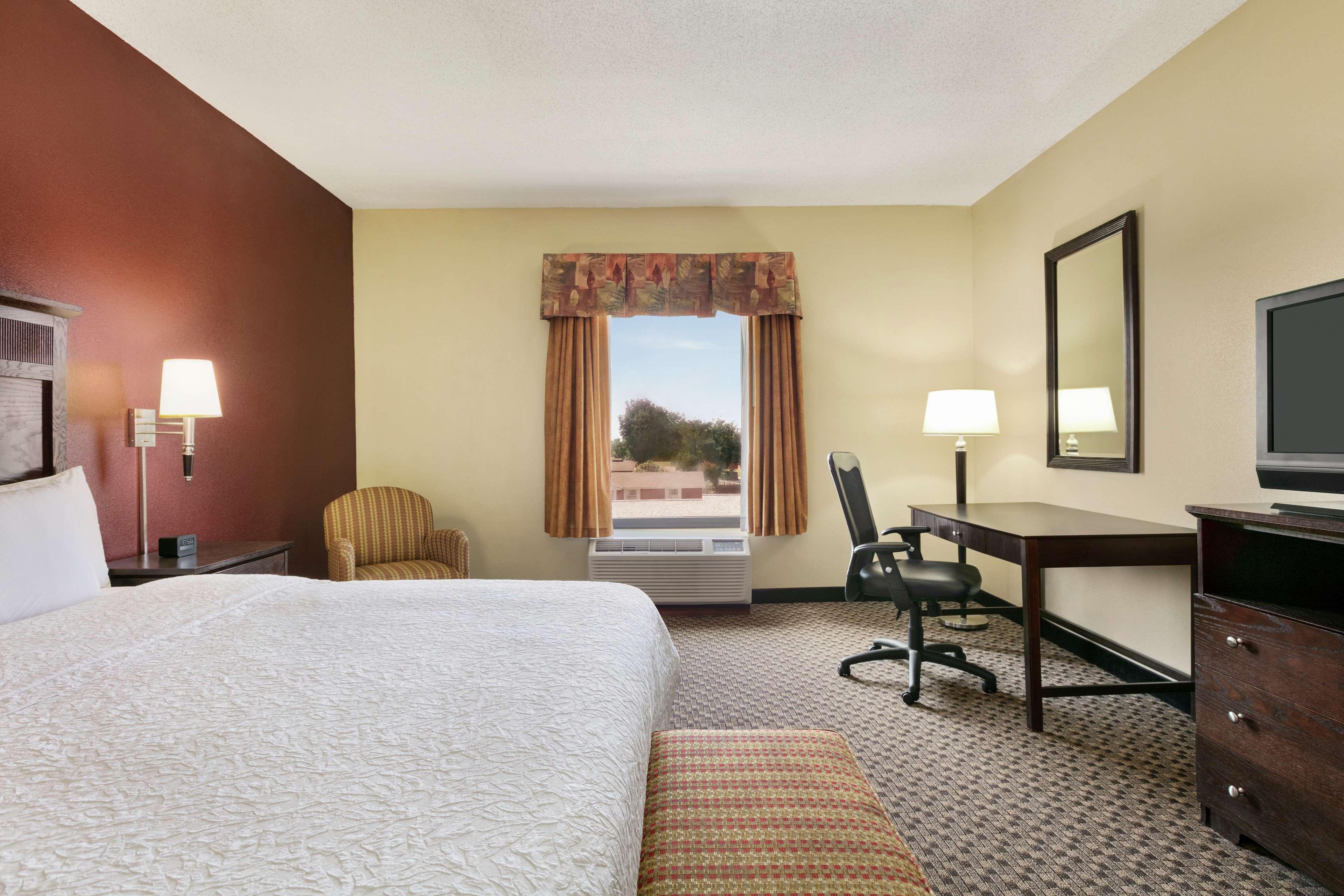 Hampton & Hotel