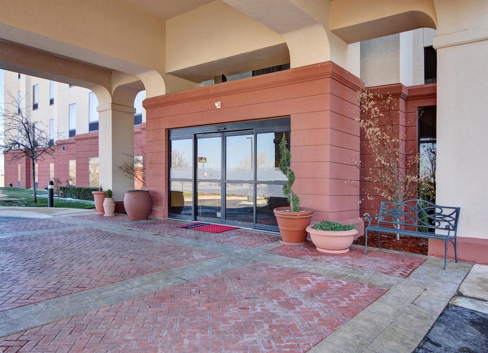 Hampton & Hotel Lawton